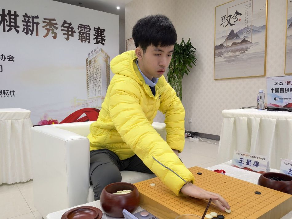 关于马利诺夫斯基的犯规“这确实是裁判明显的错误，应该给红牌让马利诺夫斯基下场。